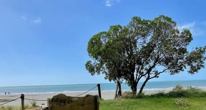 Coastal Charm - Ocean View in Patons Rock