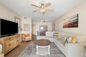 公寓客房, 多張床 (Summer House 203A) | 起居區 | 電視