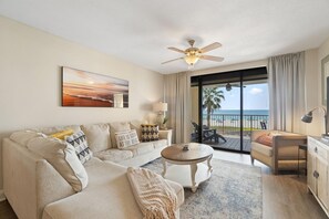 公寓客房, 多張床 (Summer House 203A) | 起居區 | 電視