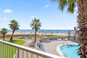 คอนโด, หลายเตียง (Summer House 203A) | สระว่ายน้ำ | สระว่ายน้ำในร่ม, สระว่ายน้ำกลางแจ้ง