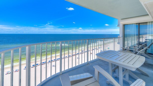 Ein Balkon mit Blick auf Strand und Meer.