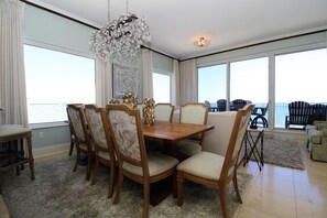 Condo, varias camas (Indigo East 2001) | Restaurantes