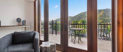 Una televisión, una chimenea