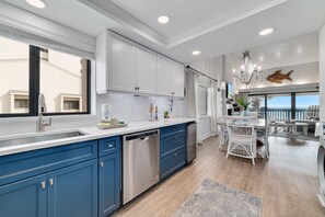 Condo, várias camas (Shipwatch C301) | Cozinha privada | Fogão, torradeira, toalhas de papel