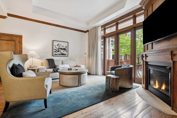 Una televisión, una chimenea