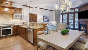 Una cocina moderna con armarios de madera, electrodomésticos de acero inoxidable y una isla grande.