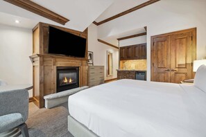 3 bedrooms, desk, WiFi, bed sheets