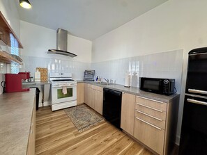 冷蔵庫、電子レンジ、オーブン、食器洗い機