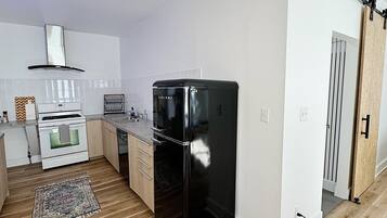 Kühlschrank, Mikrowelle, Ofen, Geschirrspüler