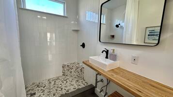 Regadera, secadora de cabello, toallas, jabón