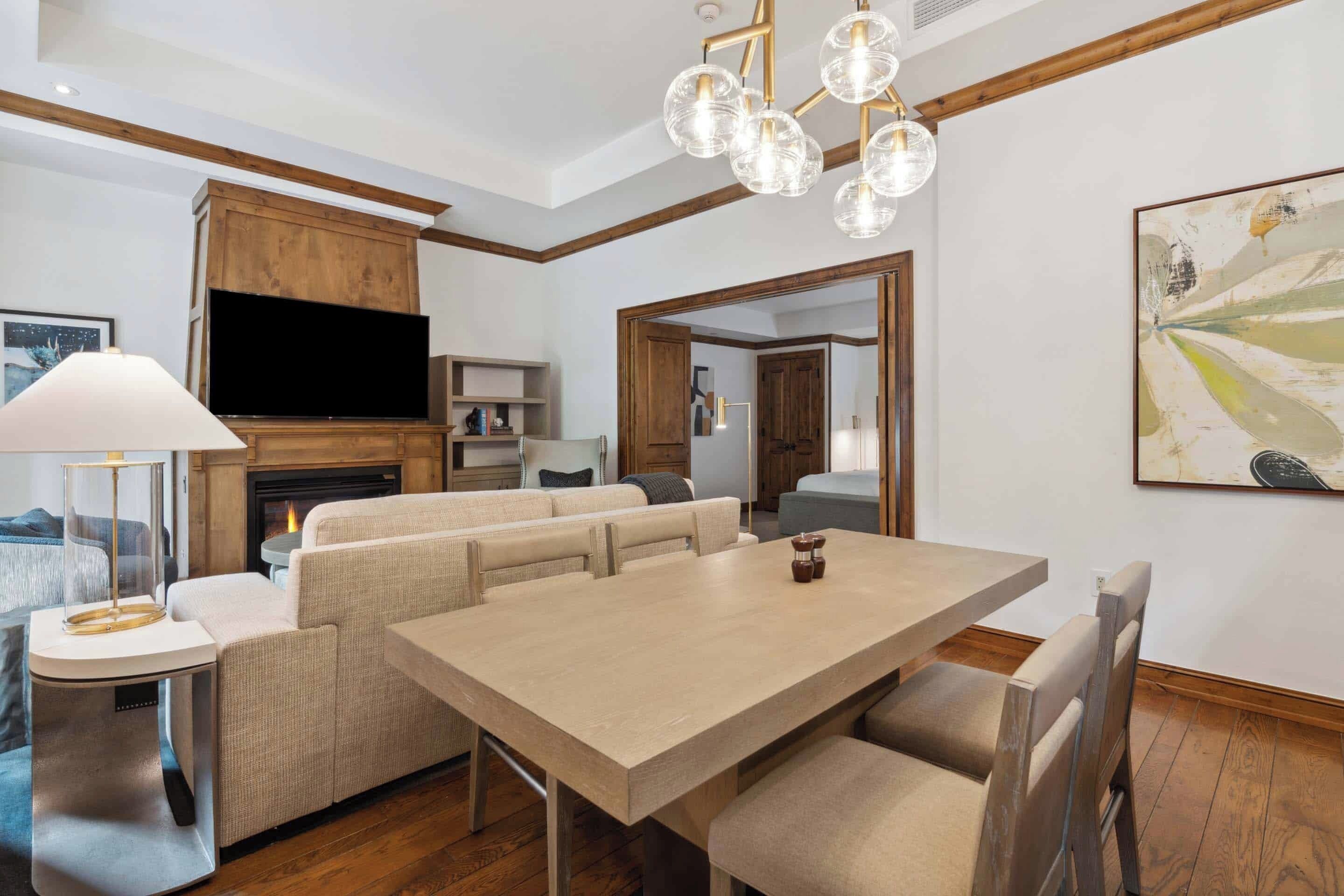Un salon moderne avec un canapé, une table à manger et un téléviseur.