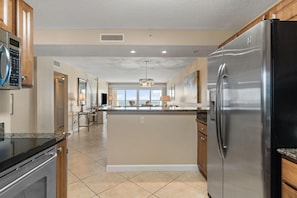 Condo, várias camas (Sandy Key 825) | Cozinha privada | Fogão, torradeira, toalhas de papel