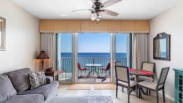 Condo, 1 cama King size y sofá cama (Windemere 904 Pool Side Cabana Includ) | Área de sala de estar | Televisión