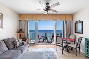 公寓式客房, 1 张特大床和 1 张沙发床 (Windemere 904 Pool Side Cabana Includ) | 起居区 | 电视