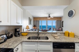 公寓式客房, 1 张特大床和 1 张沙发床 (Windemere 904 Pool Side Cabana Includ) | 私人厨房 | 烤箱、烤面包机、纸巾