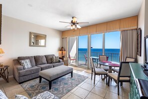 Condo, 1 cama King e sofá-cama (Windemere 904 Pool Side Cabana Includ) | Área de estar | TV