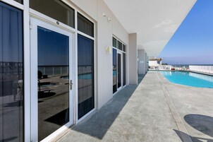 公寓式客房, 1 张特大床和 1 张沙发床 (Windemere 904 Pool Side Cabana Includ) | 泳池