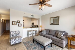 Condo, 1 cama King e sofá-cama (Windemere 904 Pool Side Cabana Includ) | Área de estar | TV