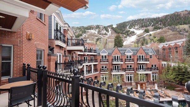 Un immeuble à plusieurs étages, doté de façades en briques et de balcons.