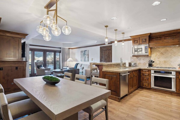 Jääkaappi, mikroaaltouuni, liesi, astianpesukone