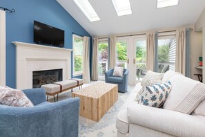 Smart-TV, Kamin, Tischfußball, Tischtennisplatte