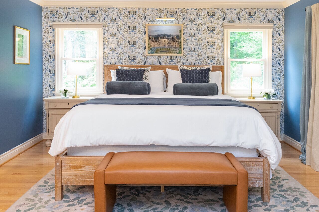 5 bedrooms, desk, iron/ironing board, travel cot