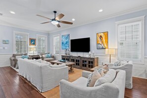 Casa, varias camas (Battery 20) | Zona de estar | Una televisión