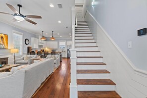 Casa, varias camas (Battery 20) | Zona de estar | Una televisión