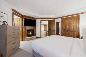 1 bedroom, desk, WiFi, bed sheets