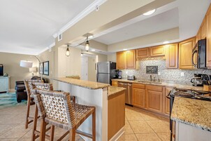 公寓式客房, 多张床 (SeaSpray West 503- Gulf Front) | 私人厨房 | 烤箱、烤面包机、纸巾