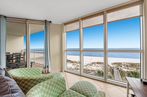 公寓式客房, 多张床 (SeaSpray West 503- Gulf Front) | 起居区 | 电视