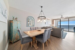 Apartamento, varias camas (White Caps 603) | Restauración