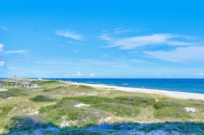 Condo, várias camas (Vista Del Mar 201) | Praia | Na praia 