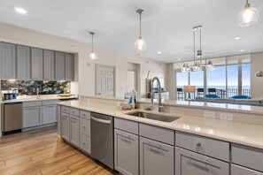 Condo, várias camas (Vista Del Mar 206) | Cozinha privada | Fogão, torradeira, toalhas de papel