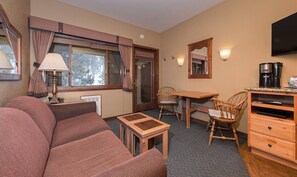 TV, DVD player, books, video library - PALISADES MOUNTAIN suite sleeps up to 4; short walk or shuttle ride to the lifts (Olympic Valley)