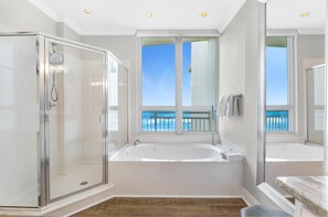 Kondominium, Beberapa Tempat Tidur (La Playa 301) | Kamar mandi | Perlengkapan mandi gratis, sampo,  dan tisu toilet
