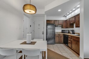 Frigorífico, microondas, placa de cocina y lavavajillas