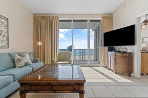 Apartment, Mehrere Betten (Spanish Key 404) | Wohnbereich | Fernseher