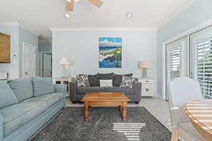 Leilighet, flere senger (Molokai Villas Riverside 5B) | Oppholdsområde | TV