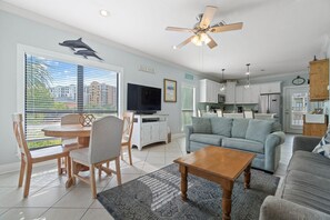 Leilighet, flere senger (Molokai Villas Riverside 5B) | Oppholdsområde | TV