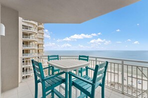 Apartamento, varias camas (Indigo East 901 + Den w/Cabana !) | Restaurante al aire libre