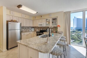 Mikrowelle, Ofen, Geschirrspüler, Wasserkocher mit Kaffee-/Teezubehör