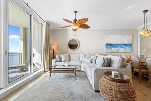 Condo, nhiều giường (Indigo East 1602) | Khu phòng khách | TV 