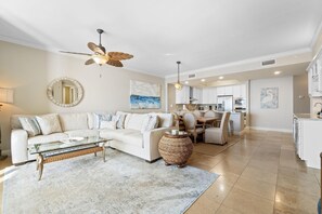 Condo, Plusieurs lits (Indigo East 1602) | Aire de séjour | Téléviseur