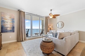 公寓客房, 多張床 (Indigo East 1602) | 起居區 | 電視