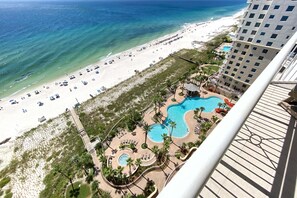 公寓客房, 多張床 (Indigo East 1602) | 游泳池 | 室外游泳池和溫水游泳池