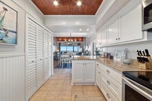 Condo, várias camas (Shipwatch A804) | Cozinha privada | Fogão, torradeira, toalhas de papel