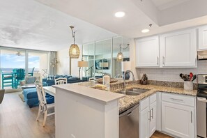 公寓客房, 1 張特大雙人床和 1 張沙發床 (Perdido Sun 508) | 私人廚房 | 烤箱、烤麵包機、紙巾