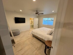 Room - Gorgeous House, King Suite, Central Location.

 (Tucson)