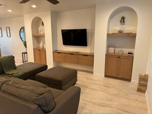 Living area - Gorgeous House, King Suite, Central Location.

 (Tucson)